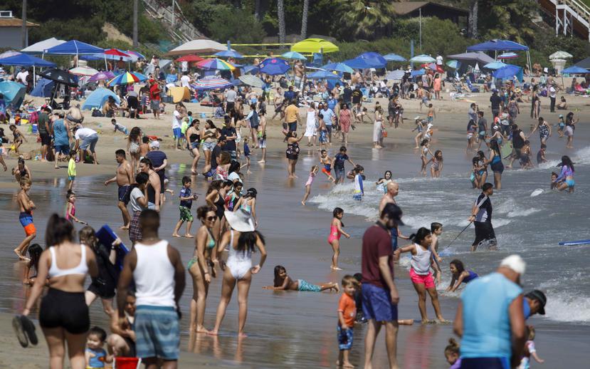 Playas en los estados de Nueva Jersey, Florida, Maryland, Georgia y Virginia mostraban gran cantidad de gente disfrutando del sol. (EFE)