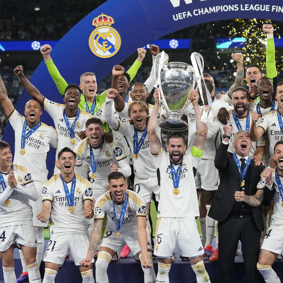Real Madrid celebra con la copa de la Liga de Campeones.