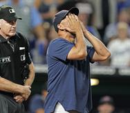 Alex Cora, dirigente de los Red Sox, reacciona luego de ser expulsado del partido por el umpire Bill Welke.