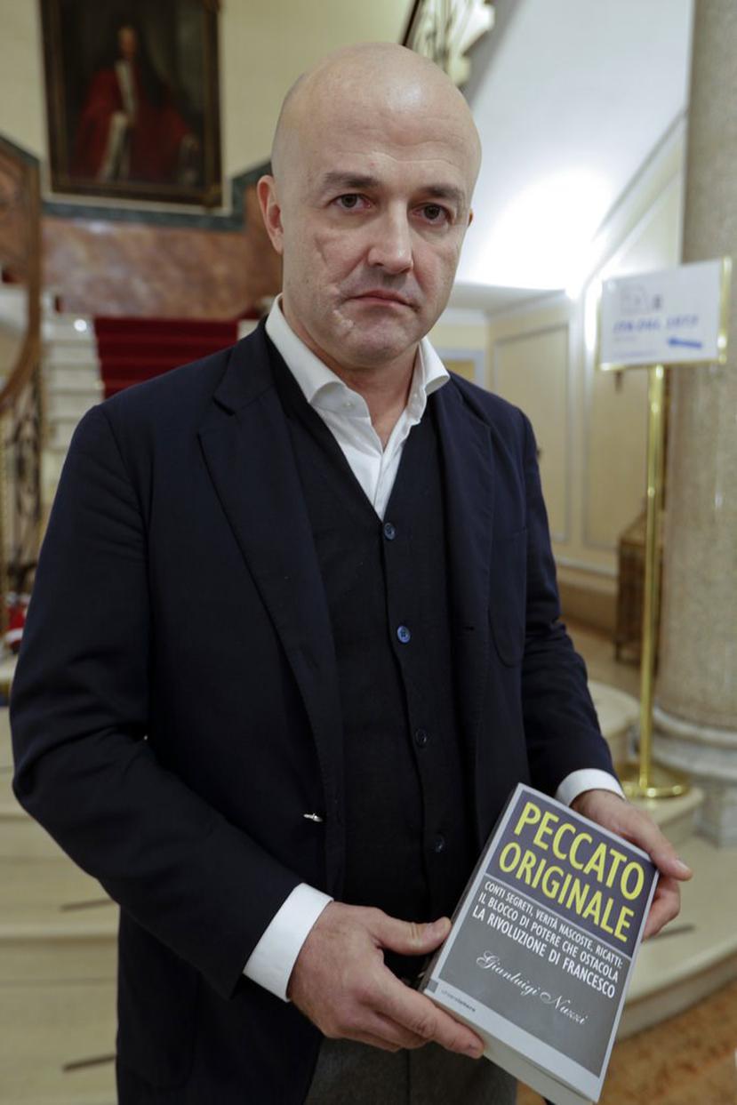 El periodista Gianluigi Nuzzi con un ejemplar de su libro Peccato Originale (AP).