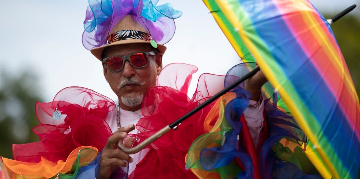 Como es costumbre, las vestimentas con los colores del arcoíris, que representan la diversidad de la comunidad gay, fueron parte de la actividad.