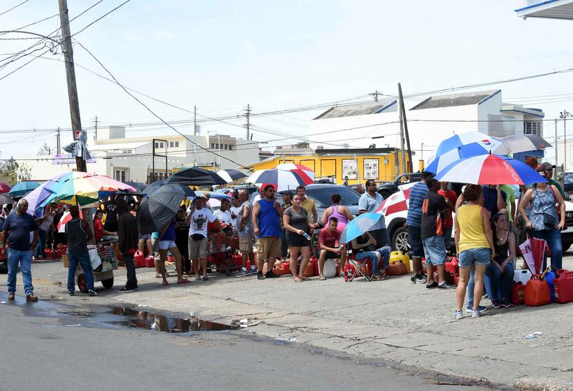 Personas hacen fila para comprar gasolina. El director de los Puertos y el gobernador confirmaron que no existe en Puerto Rico una falta de suministro o escasez de combustible.