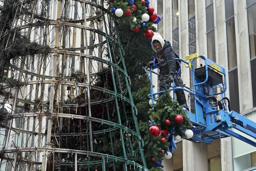 Un empleado recoge los restos del árbol de Navidad.