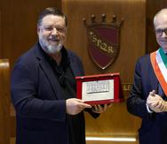 El actor Russell Crowe (izq) recibe un regalo del alcalde de Roma, Roberto Gualtieri, mientras se reúnen en el Campidoglio durante un evento paralelo al 17º Festival Internacional de Cine de Roma.