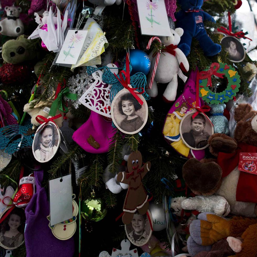 Se cumplen diez años de la masacre de Sandy Hook, un pueblo de la ciudad de Newton en Connecticut, en cuya escuela primaria un joven asesinó a veintiséis personas, veinte de ellas niños de seis y siete años.