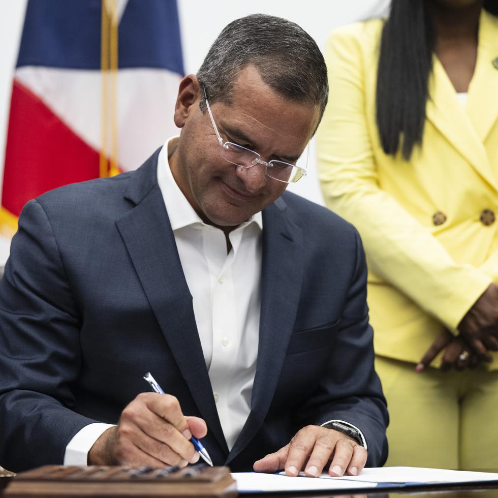 El gobernador de Puerto Rico, Pedro Pierluisi firmó hoy, jueves, seis medidas legislativas.