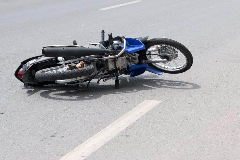 El motociclista, de 31 años, falleció en la escena del accidente.