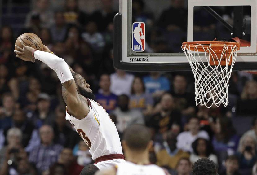 El alero de los Cavaliers de Cleveland, LeBron James. (AP)