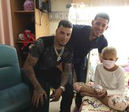 Javier Báez y José Berríos comparten con una menor en el Hospital Pediátrico.