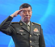 El ministro chino de Defensa, Li Shangfu, saluda antes de un discurso en el último día del 20mo Instituto Internacional para Estudios Estratégicos o Diálogo de Shangri-La, el foro anual de defensa y seguridad en Asia, en Singapur, el domingo 4 de junio de 2023. (AP Foto/Vincent Thian)