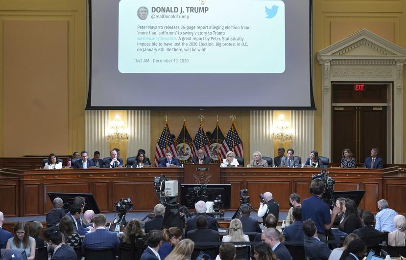 Se muestra un tuit del expresidente Donald Trump mientras el comité selecto de la Cámara de Representantes de Estados Unidos que investiga el ataque del 6 de enero al Capitolio federal sigue revelando los hallazgos de una investigación de un año.