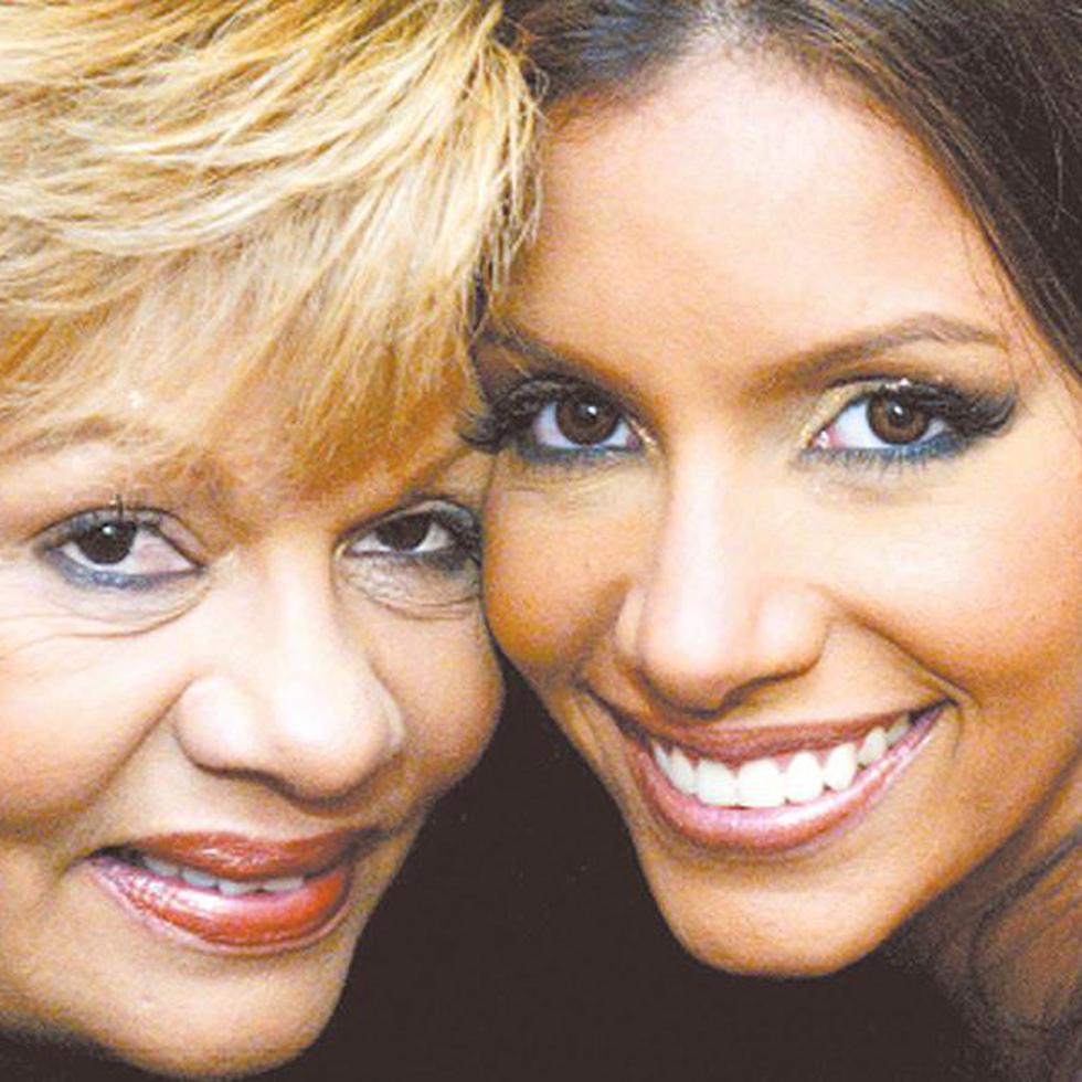 Alba Reyes junto a su madre Elena Santos. (GFR Media)
