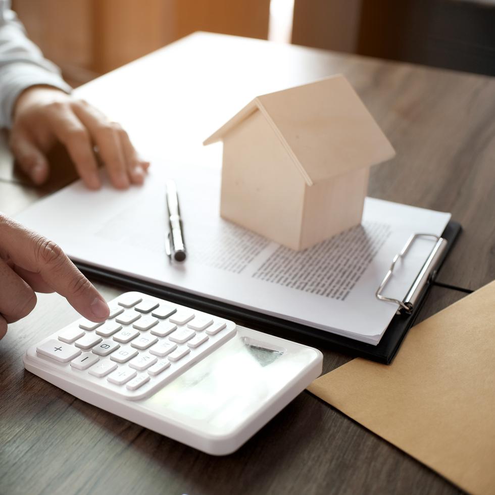 Los datos más recientes publicados por la Oficina del Comisionado de Instituciones Financieras (OCIF), que comprenden hasta el tercer trimestre de 2023, ubican la tasa hipotecaria convencional a 30 años en 6.38% y, en el caso de una hipoteca FHA por el mismo término, el interés se ubicó en 5.28%.