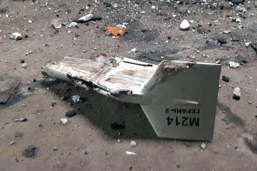 En esta imagen de archivo, sin fecha y distribuida por la Dirección de Comunicaciones Estratégicas de Ucrania, se muestran los restos de lo que Kiev describió como un dron Shahed iraní, derribado cerca de Kupiansk, Ucrania.