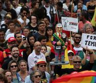 Miles de personas participan en una manifestación que contó con presentaciones artísticas, en contra del presidente brasileño Michel Temer. (EFE / Marcelo Sayão