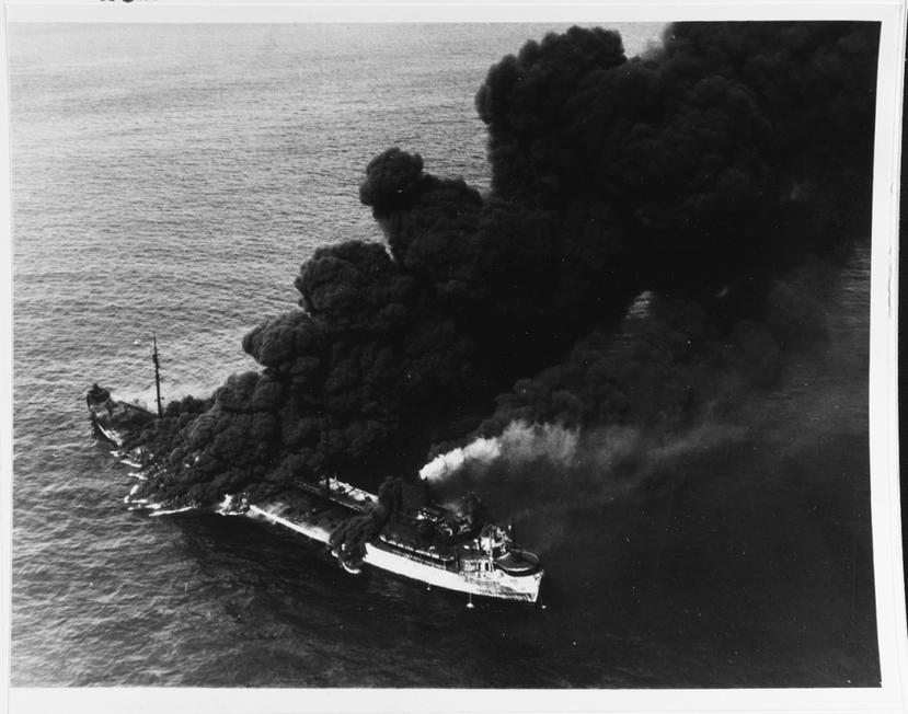 Hundimiento del SS Pennsylvania Sun, un tanquero estadounidense, en 1938 luego de ser torpedeado por el submarino alemán U-571 a las afueras de las costas de Key West, en el estado de Florida.