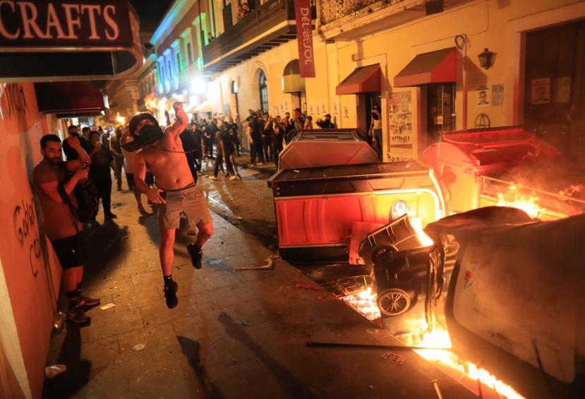Los manifestantes han quemado zafacones en varias áreas del Viejo San Juan.