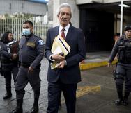 El periodista José Rubén Zamora es escoltado por la policía después de terminar el primer día de su juicio por cargos de lavado de dinero, en Ciudad de Guatemala, el martes 2 de mayo de 2023. (AP Foto/Santiago Billy)