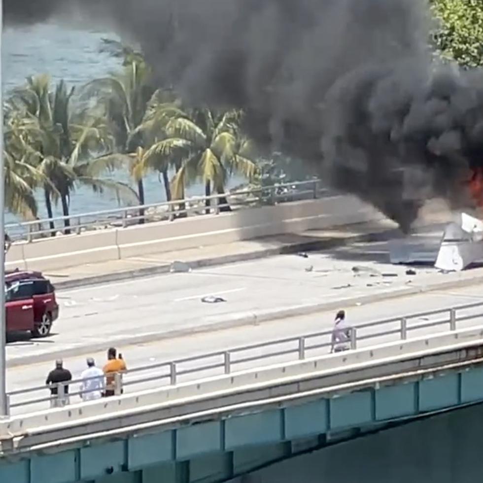 Una avioneta se estrella en un puente de Miami