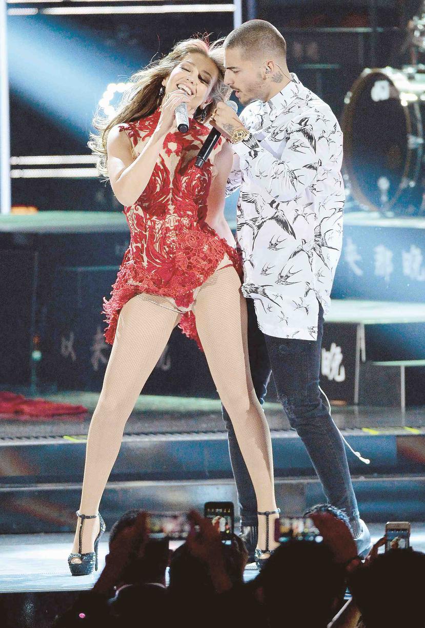 Thalía y Maluma durante una presentación en Premio Lo Nuestro del 2016. (GFR Media)