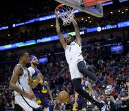 El jugador de los Nets de Brooklyn Kevin Durant (7) anota con un donqueo en la primera mitad del juego contra los Pelicans de Nueva Orleans.