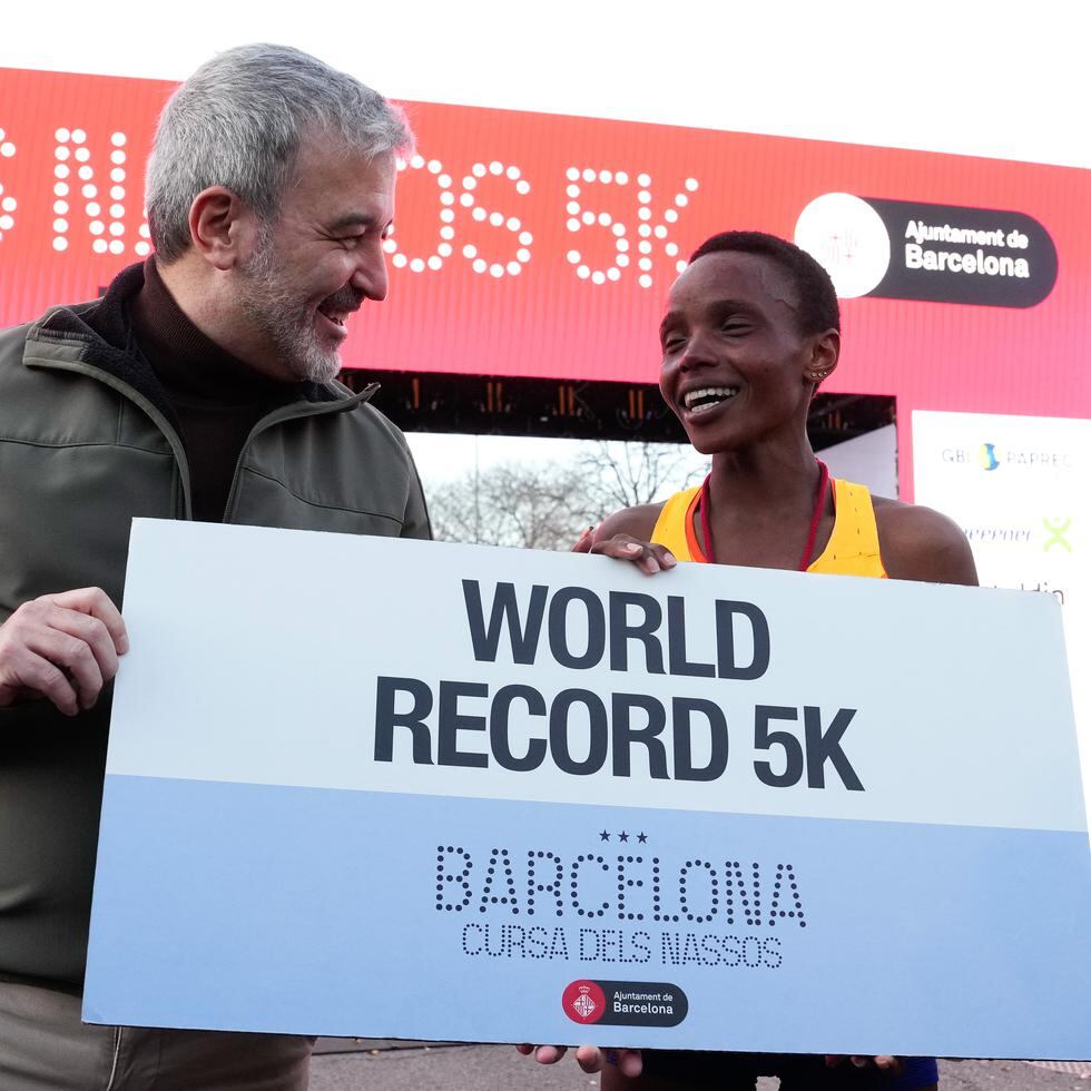 El alcalde de Barcelona, Jaume Collboni, posa junto a la atleta keniana Beatrice Chebet.