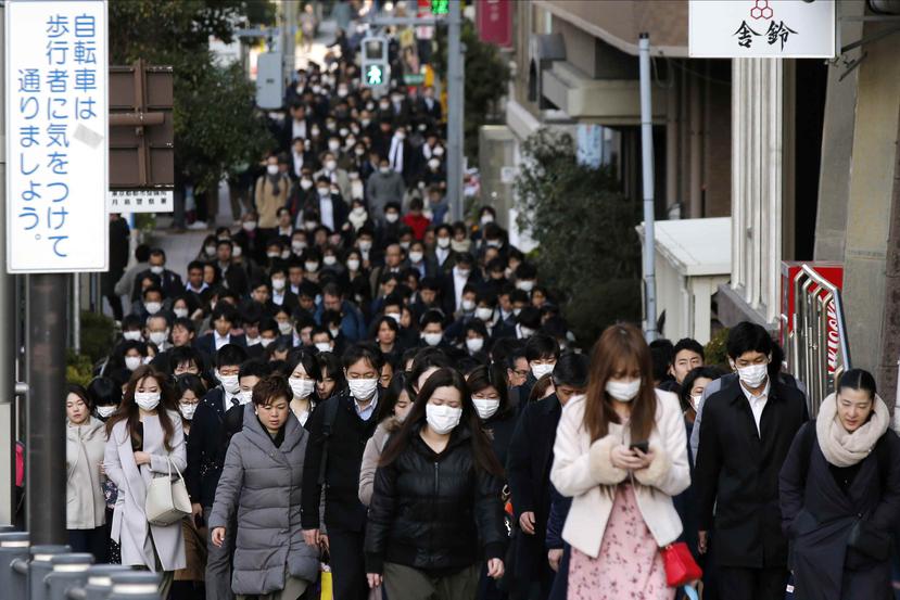 CIudadanos del distrito Chuo en Tokio utilizan máscara como medida preventiva para evitar contagiarse con el coronavirus COVID-19. (AP / Kiichiro Sato)