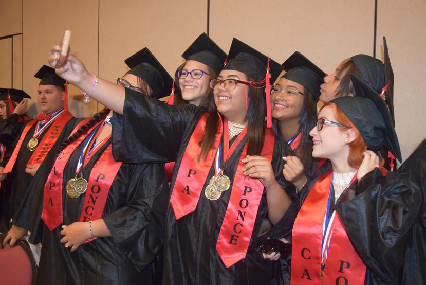 Estudiantes del recinto de Ponce de los Centros Sor Isolina Ferré posan para una foto tras su ceremonia de graduación de cuarto año, celebrada ayer en Coamo. (Suministrada)