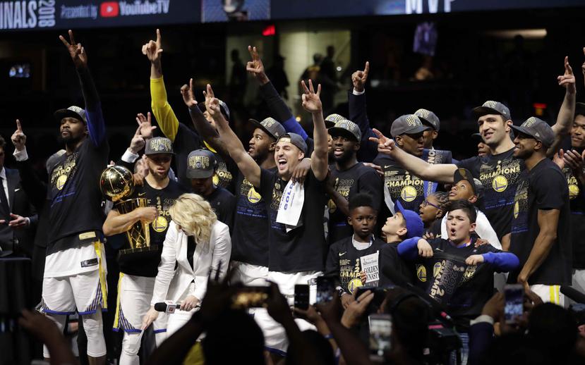 Los Warriors celebran el campeonato de la NBA en el tabloncillo de los Cavaliers de Cleveland.  (AP)