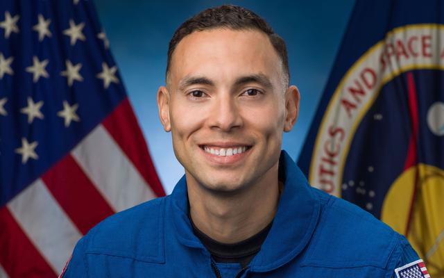 Se gradúa de la NASA el astronauta Marcos Berríos, candidato a ser el primer boricua en la Luna