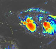 Imagen en el espectro infrarrojo del satélite GOES-16 que muestra las tormentas tropicales Philippe (izq.) y Rina tomada cerca de las 11:00 de la noche del jueves.