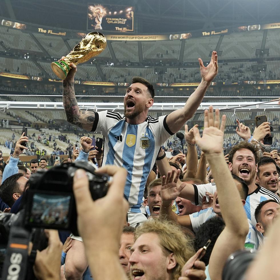 El argentino Lionel Messi celebra frente a los fanáticos después de vencer a Francia y ganar la Copa Mundial en el Estadio Lusail, en Catar.