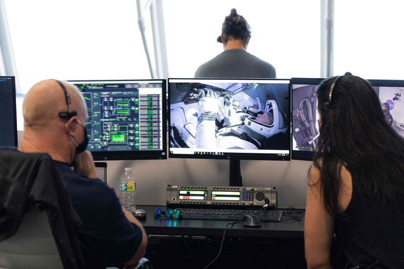 Fotografía cedida por la empresa SpaceX donde aparecen dos empleados siguiendo las pruebas de la misión Demo-2, el 23 de mayo, en Cabo Cañaveral, Florida. (EFE