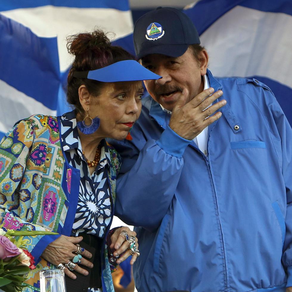ARCHIVO - El presidente de Nicaragua, Daniel Ortega, y su esposa y vicepresidenta Rosario Murillo, encabezan un mitin en Managua, el 5 de septiembre de 2018. El gobierno de Nicaragua anunció el viernes 19 de noviembre de 2021 su “renuncia y retiro” de la Organización de los Estados Americanos (OEA). (AP Foto/Alfredo Zuniga, Archivo)
