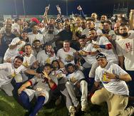 Los nuevos campeones del Béisbol Doble A, los Grises de Humacao, festejan la victoria en el séptimo choque de la serie final ante los Bravos.
