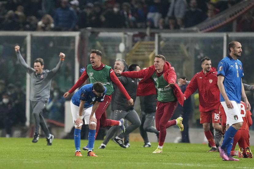 Los jugadores de Macedonia del Norte festejan mientras que los italianos se lamentan luego de quedar fuera del Mundial.