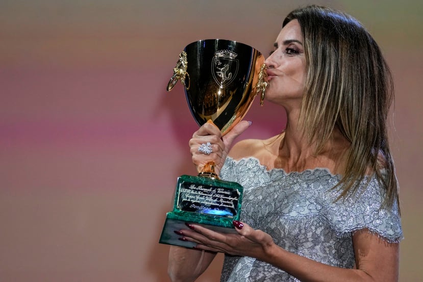 Penélope Cruz posa tras ganar la Copa Volpi a la mejor actriz en el Festival de Cine de Venecia, por su trabajo en "Madres paralelas".