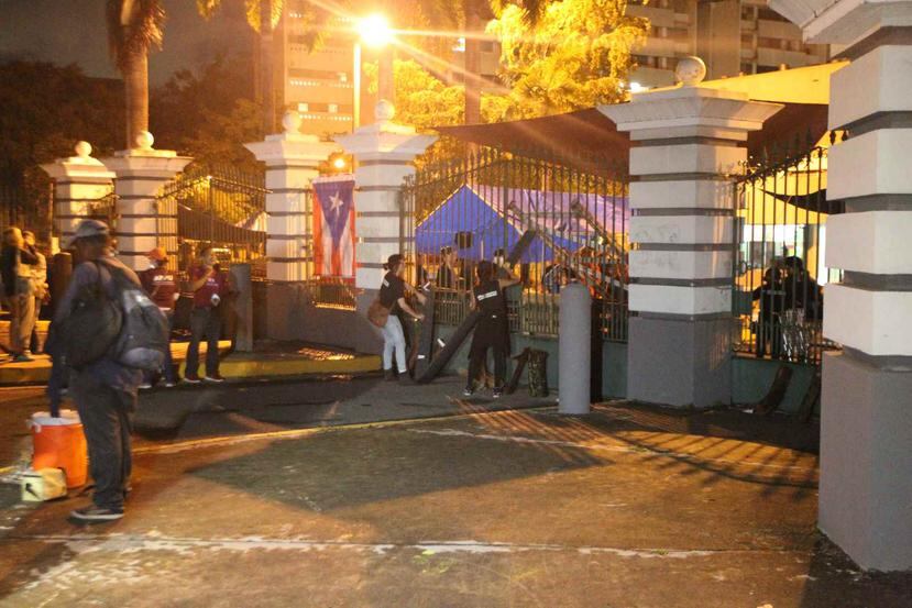 Estudiantes colocaron barreras frente a los portones del recinto Río Piedras de la UPR.