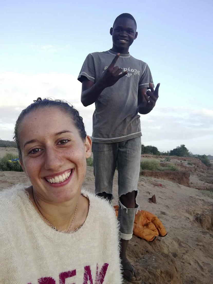 En esta fotografía de archive de agosto de 2018, la voluntaria italiana Silvia Constanza Rmano, a la izquierda, posa con un habitante local, Ronald Kazungu Ngala, de 19 años, en la aldea de Chakama, en el condado costero de Kilifi, en Kenia. (AP)