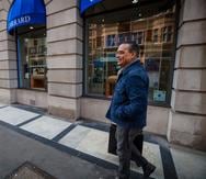 Gilberto Santa Rosa durante la mañana del sábado se fue de compras por la reconocida calle Savile Row, donde se encuentran las sastrerías exclusivas.