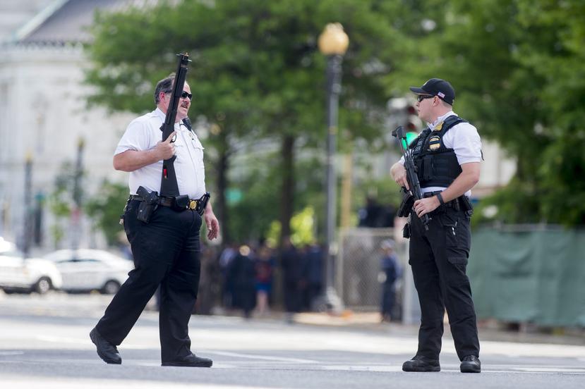 Agentes del Servicio Secreto durante un incidente en el que un hombre armado se acercó a la Casa Blanca. (EFE / EPA / MICHAEL REYNOLDS)