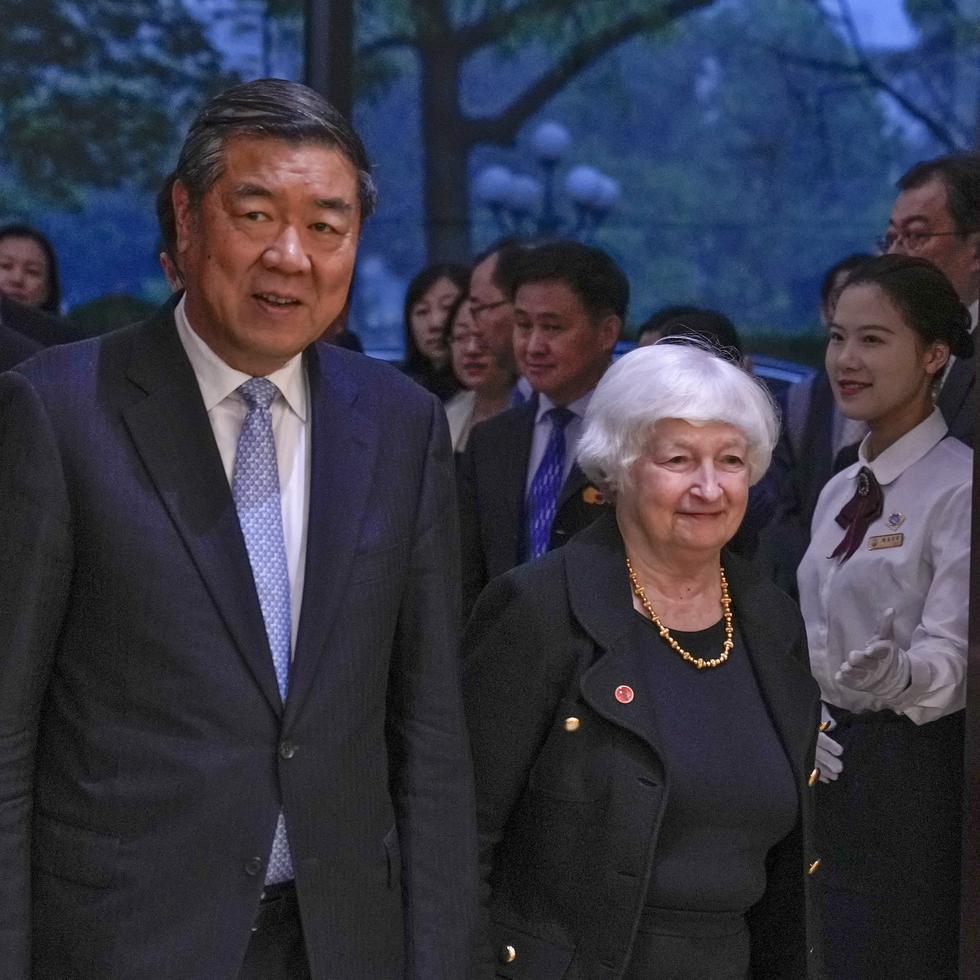 La secretaria del Tesoro de Estados Unidos, Janet Yellen (derecha), y el viceprimer ministro de China, He Lifeng.