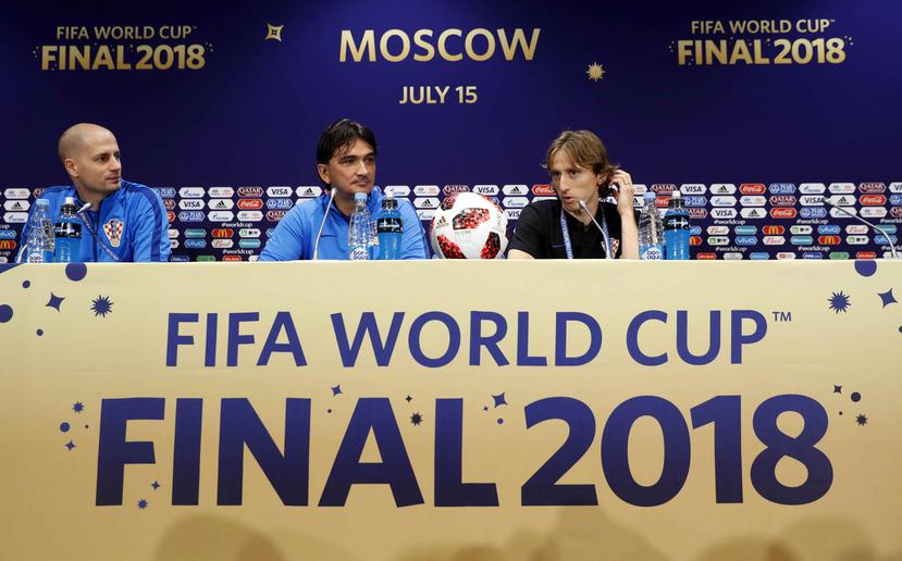 El jugador de Croacia Luka Modric (R) y el entrenador en jefe Zlatko Dalic (C) asisten a una conferencia de prensa en Moscú. (EFE)