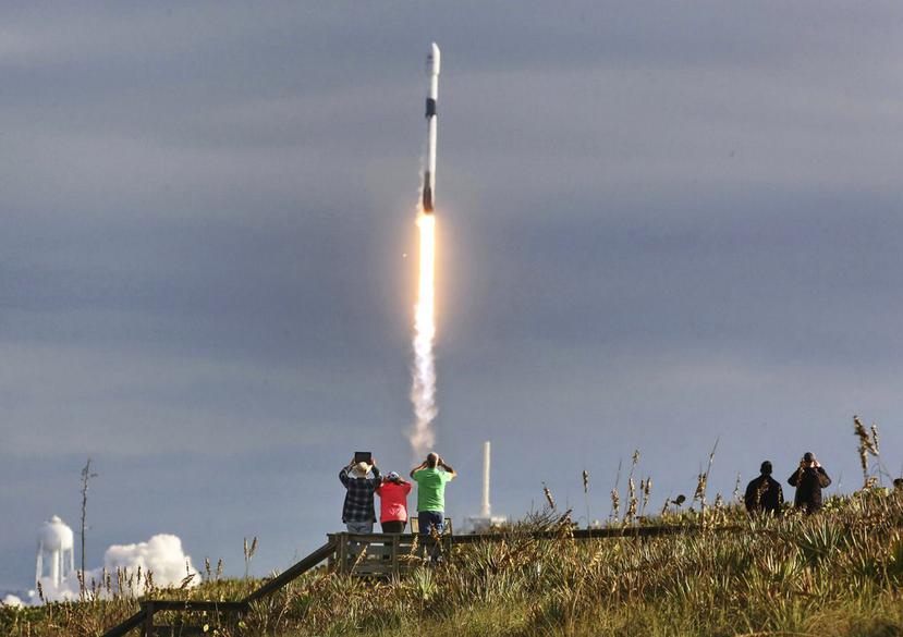 El despegue de la nave espacial Falcon 9 mientras transporta una carga útil de 64 satélites. (AP)