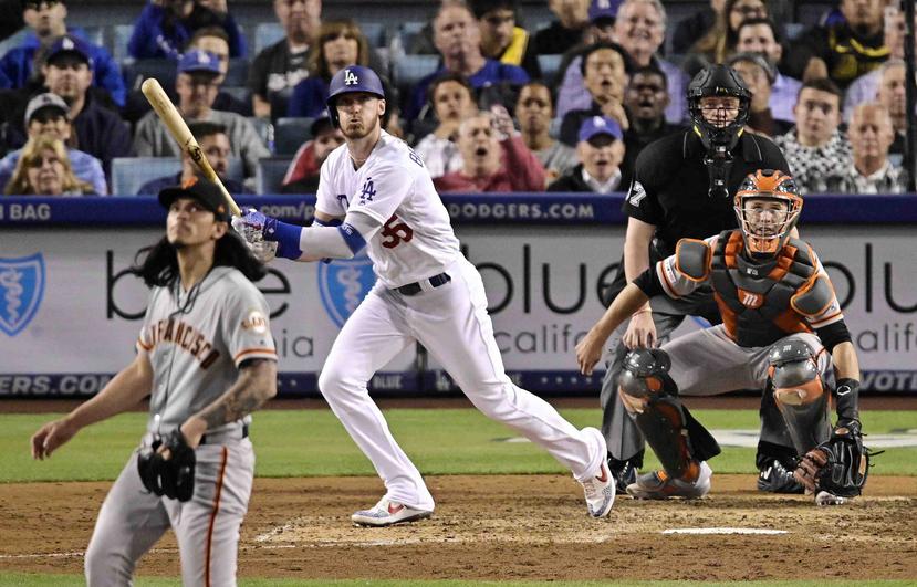 El astro de los Dodgers de Los Angeles Cody Bellinger batea un jonrón de dos carreras ante el relevista de los Gigantes de San Francisco Dereck Rodriguez. (AP Foto/Mark J. Terrill)