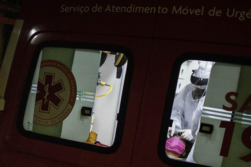 Trabajadores trasladan a una paciente con covid-19 al hospital en Amazonas, Brasil. (AP)