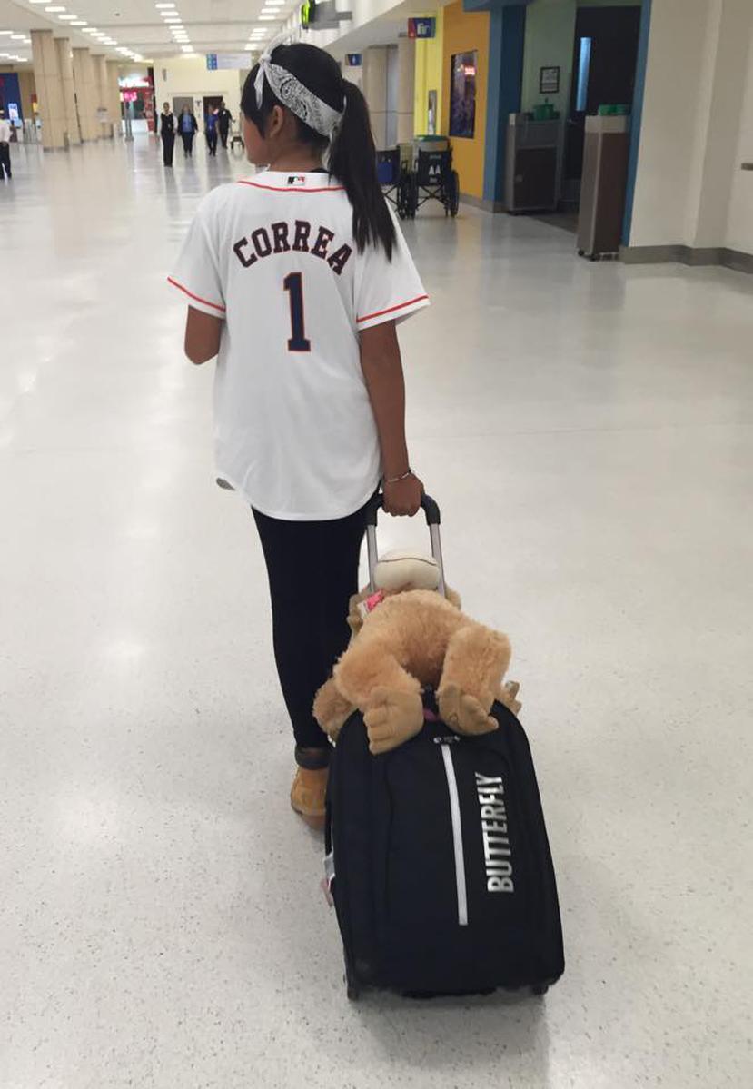 Díaz partió a sus compromisos internacionales luciendo una camiseta con el número 1 del novato jugador de pelota de los Astros de Houston en las Grandes Ligas, Carlos Correa,(Facebook / Adriana Díaz)