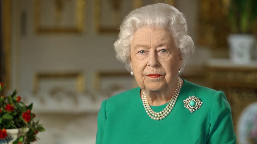 La reina ofreció un mensaje televisado el domingo desde el castillo de Windsor, donde está refugiada. (EFE)