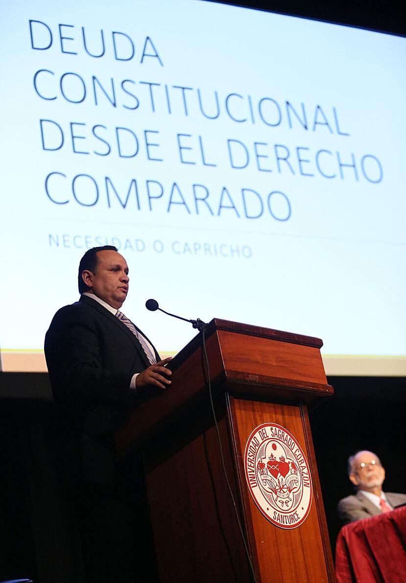 El jurista en Derecho Internacional y Comparado Iván Rivera, mientras, comparó las disposiciones constitucionales relacionadas al pago de la deuda con otros estados y países.
