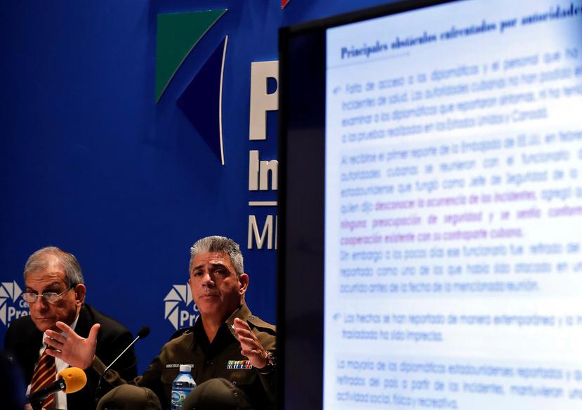 El teniente coronel Roberto Hernández (derecha) participa en una conferencia de prensa para dar detalles sobre los supuestos ataques sónicos a diplomáticos de Estados Unidos y Canadá. (EFE/ Ernesto Mastrascusa)